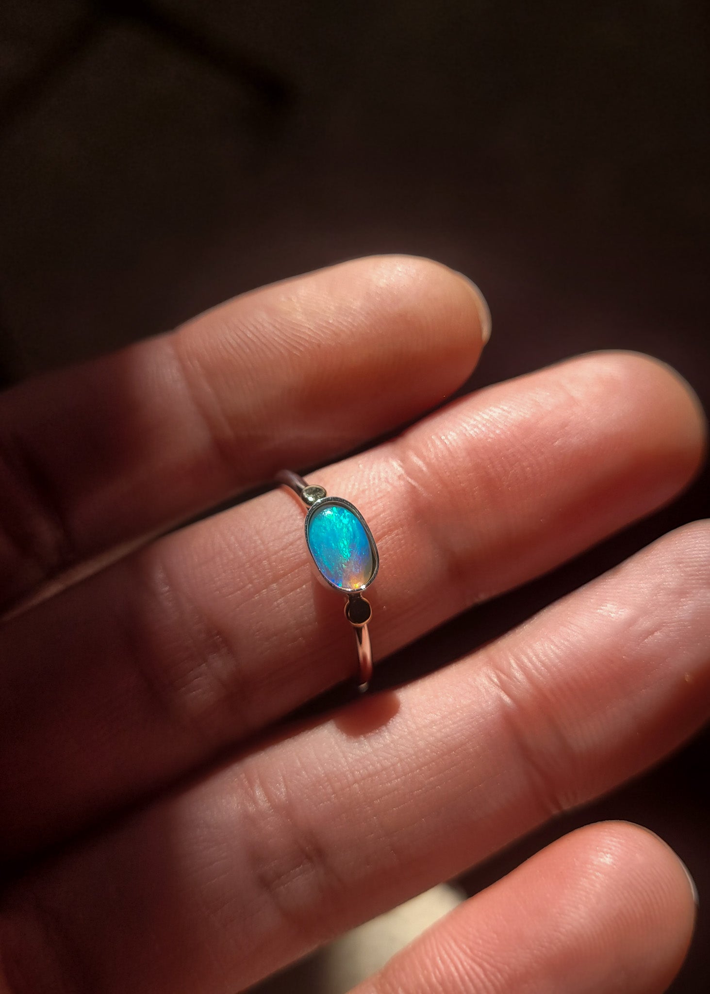 Anillo ópalo australiano sólido y bolitas oro 14k