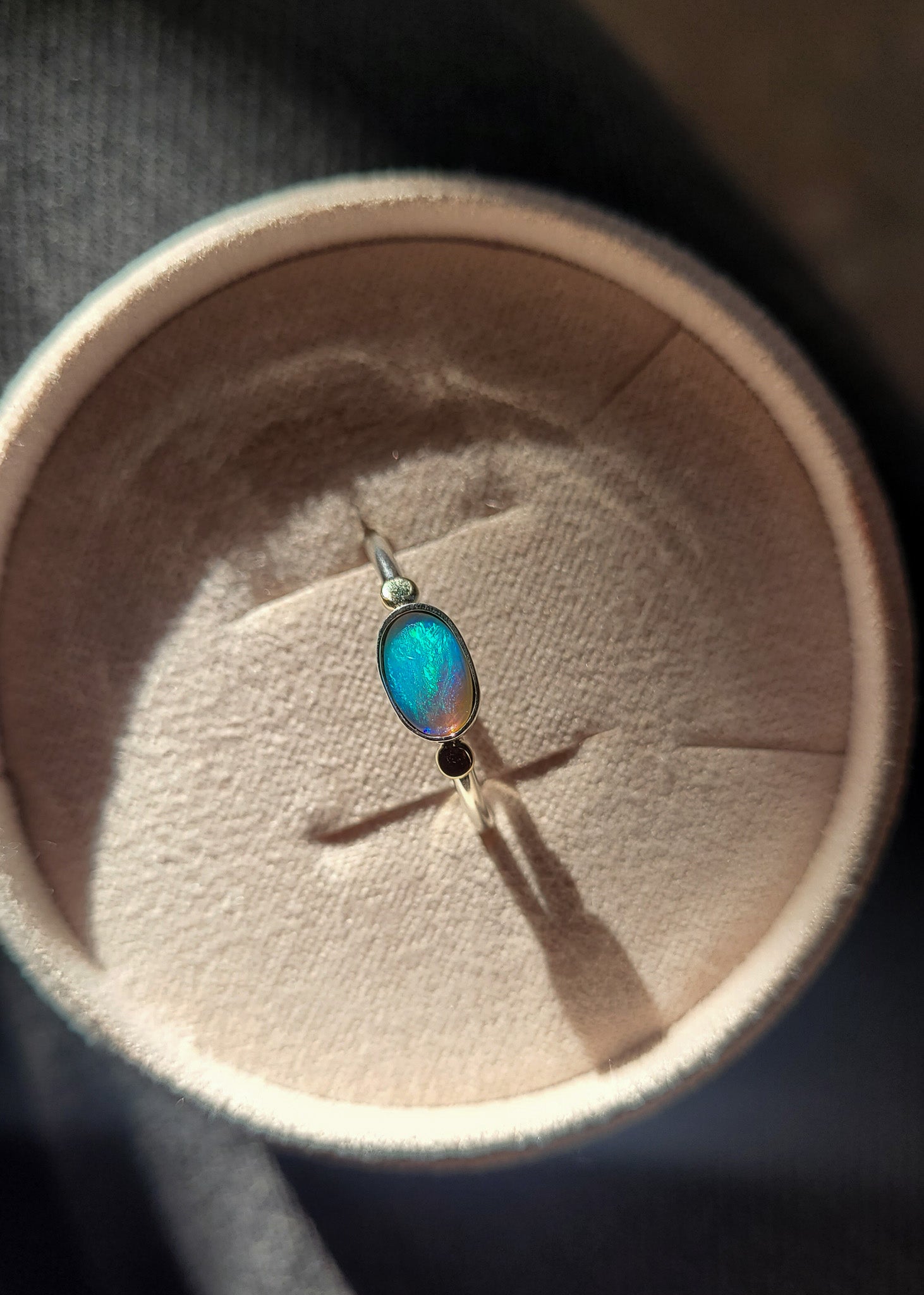 Anillo ópalo australiano sólido y bolitas oro 14k