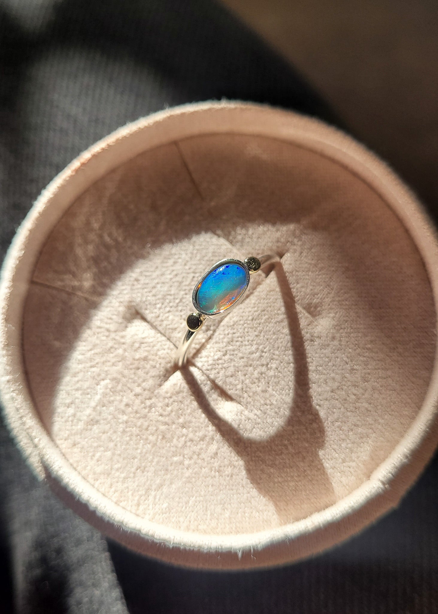 Anillo ópalo australiano sólido y bolitas oro 14k