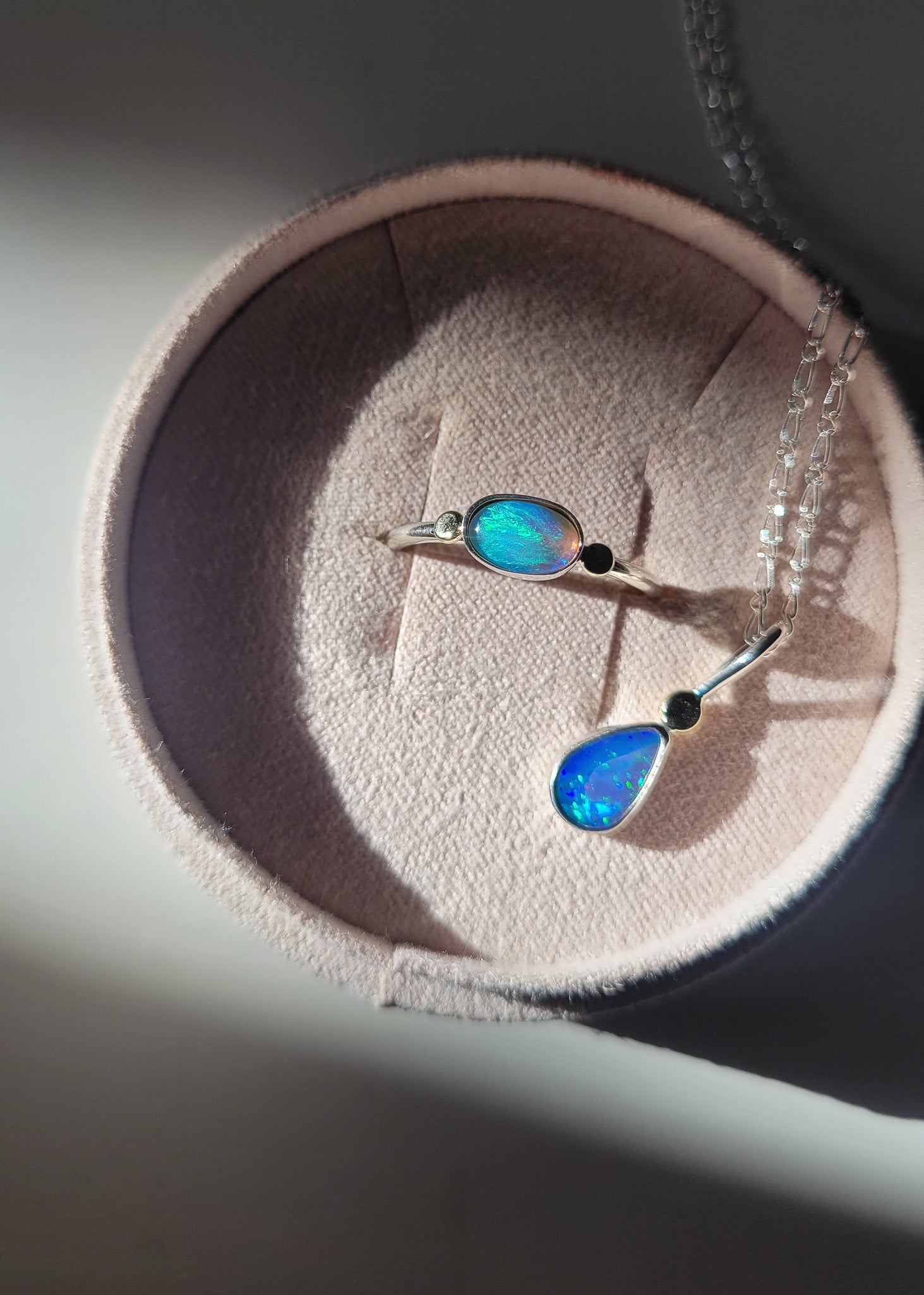 Anillo ópalo australiano sólido y bolitas oro 14k
