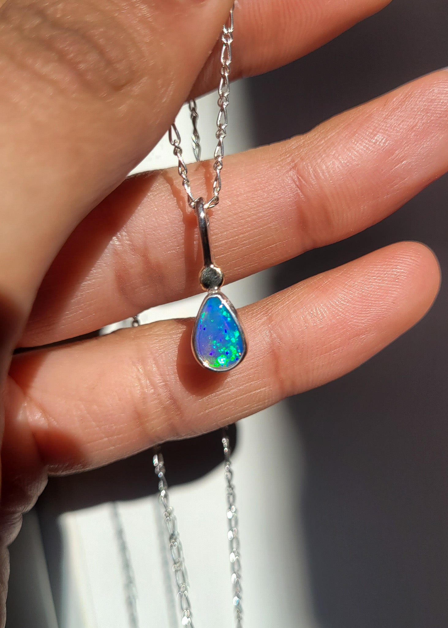 Colgante ópalo australiano sólido y oro 14k