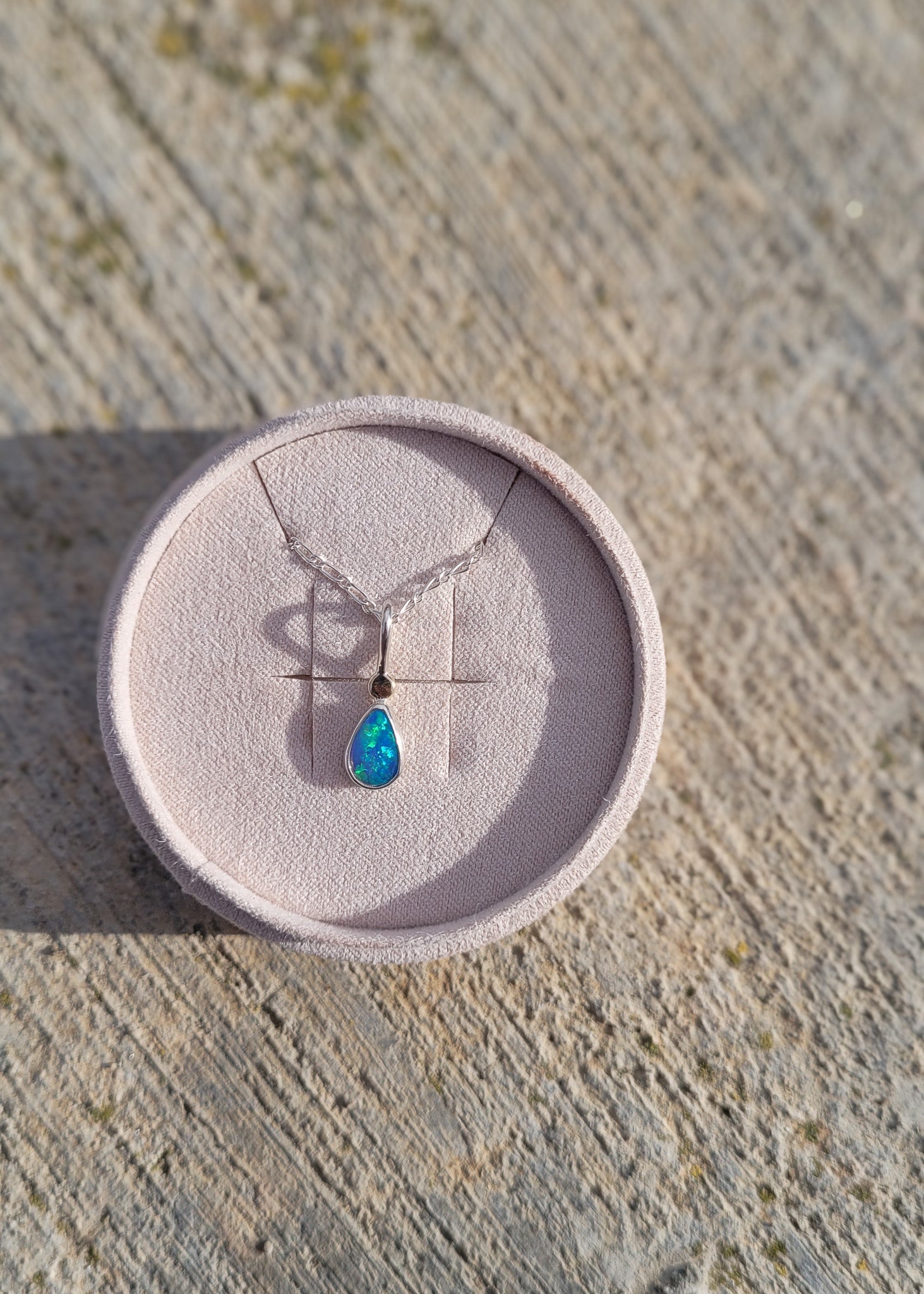 Colgante ópalo australiano sólido y oro 14k