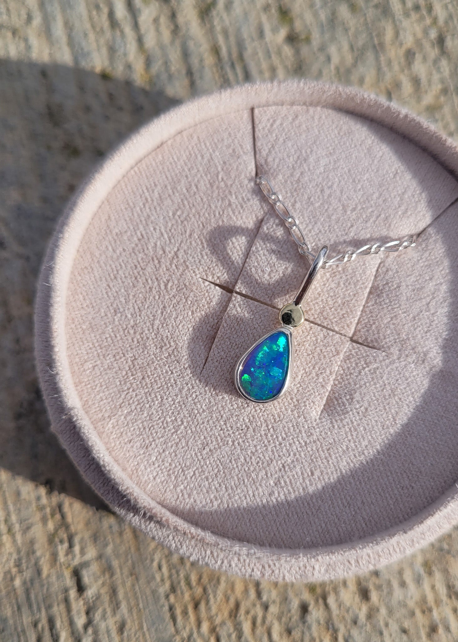 Colgante ópalo australiano sólido y oro 14k