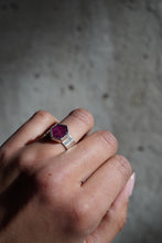 Cargar imagen en el visor de la galería, Anillo Rubí en bruto
