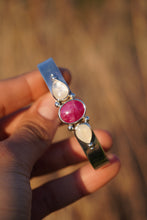 Cargar imagen en el visor de la galería, Brazalete FLORECIENDO - Rubí y piedra luna
