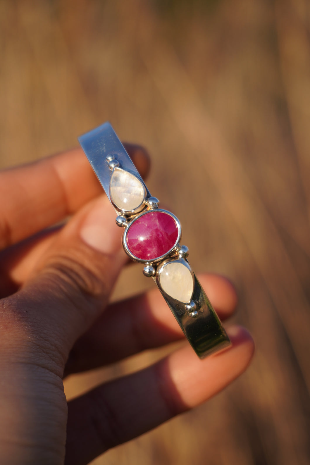 Brazalete FLORECIENDO - Rubí y piedra luna