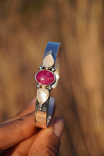 Cargar imagen en el visor de la galería, Brazalete FLORECIENDO - Rubí y piedra luna
