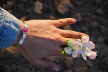 Cargar imagen en el visor de la galería, Brazalete FLORECIENDO - Rubí y piedra luna
