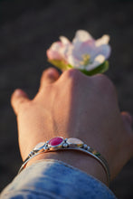 Cargar imagen en el visor de la galería, Brazalete FLORECIENDO - Rubí y piedra luna
