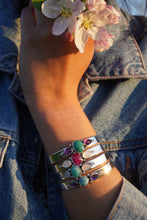 Cargar imagen en el visor de la galería, Brazalete FLORECIENDO - Rubí y piedra luna
