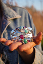 Cargar imagen en el visor de la galería, Brazalete FLORECIENDO - Rubí y piedra luna
