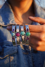 Cargar imagen en el visor de la galería, Brazalete FLORECIENDO - Rubí y piedra luna
