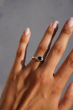 Cargar imagen en el visor de la galería, Anillo oval turmalina verde - Talla 13
