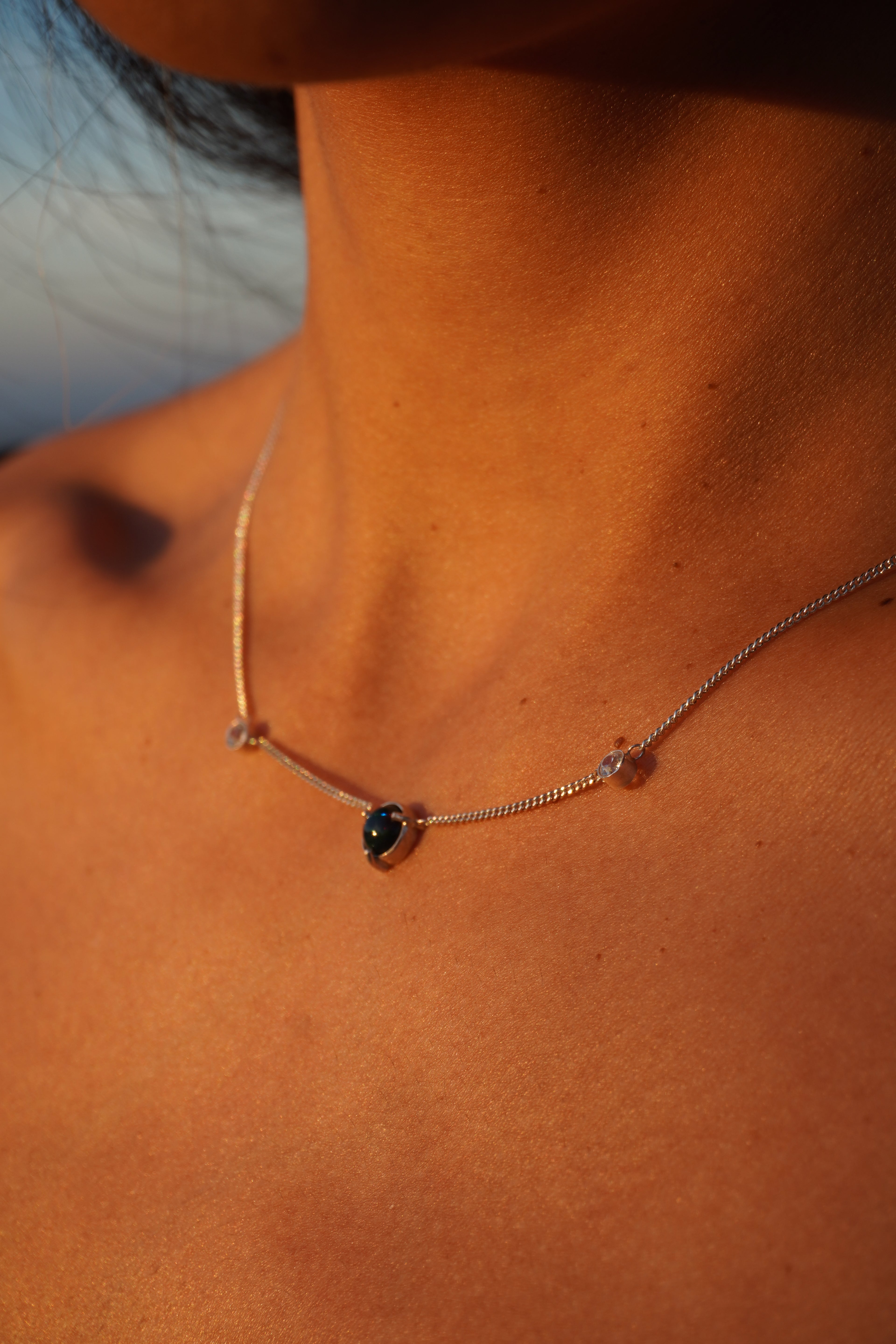 Ópalo etíope negro y circonitas