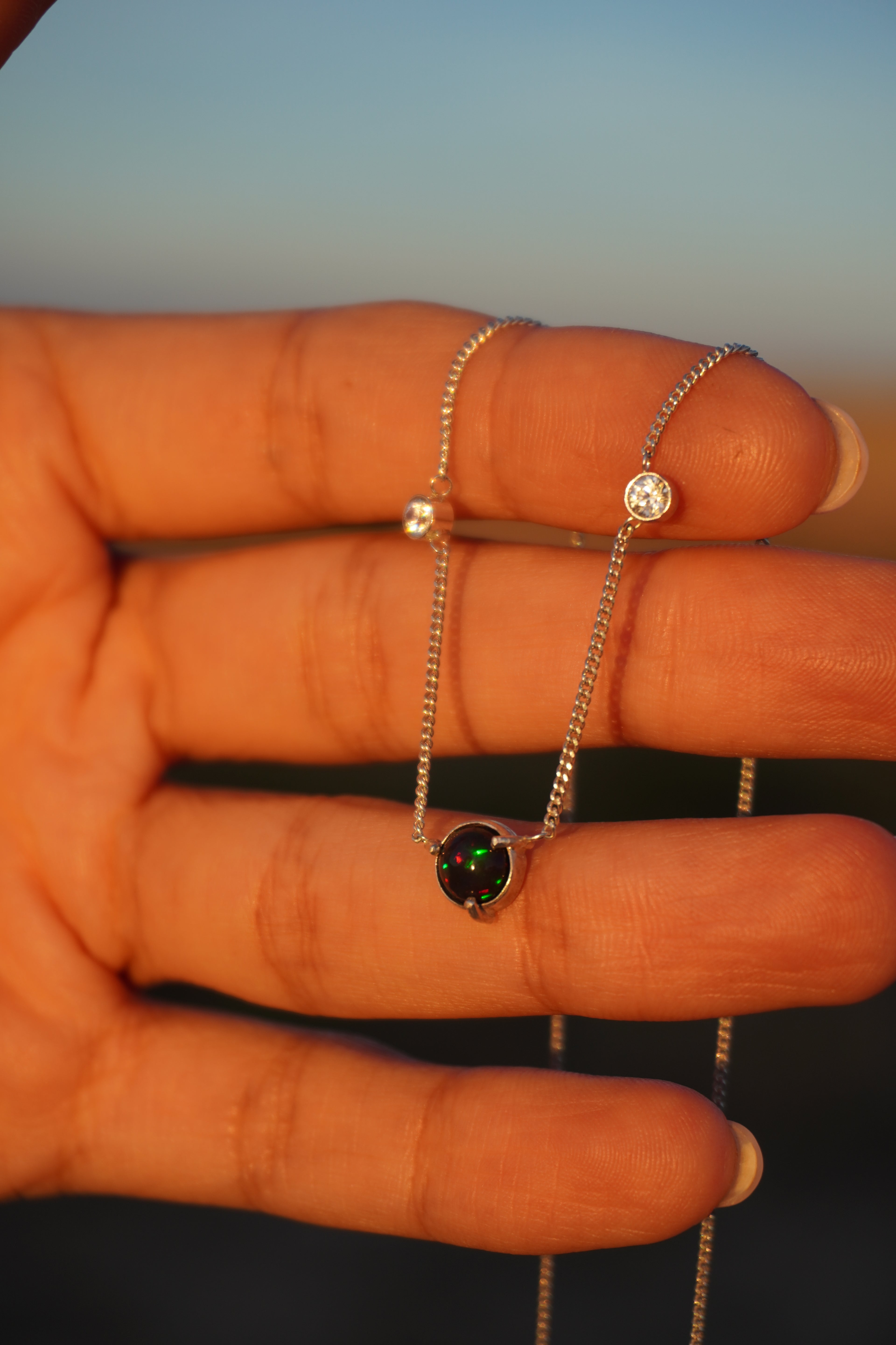 Ópalo etíope negro y circonitas