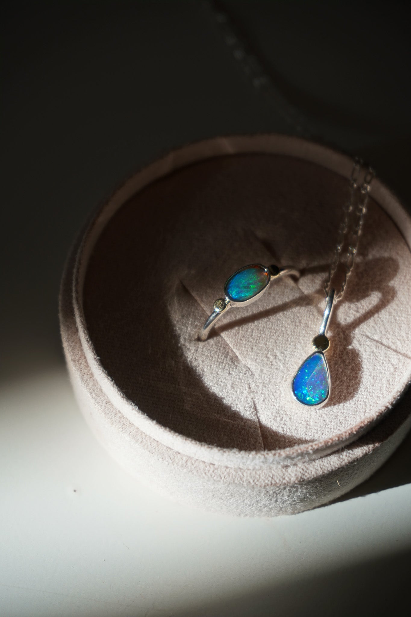 Colgante ópalo australiano sólido y oro 14k