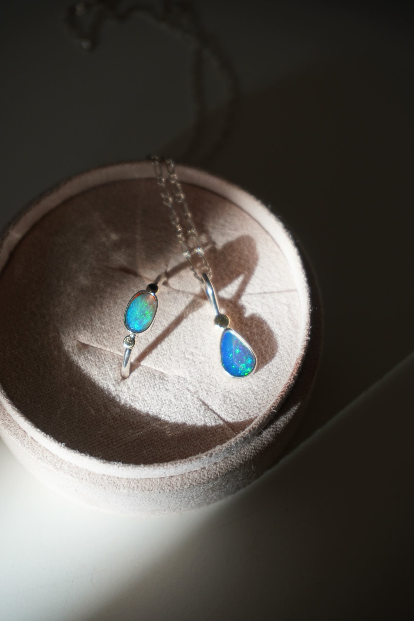 Anillo ópalo australiano sólido y bolitas oro 14k