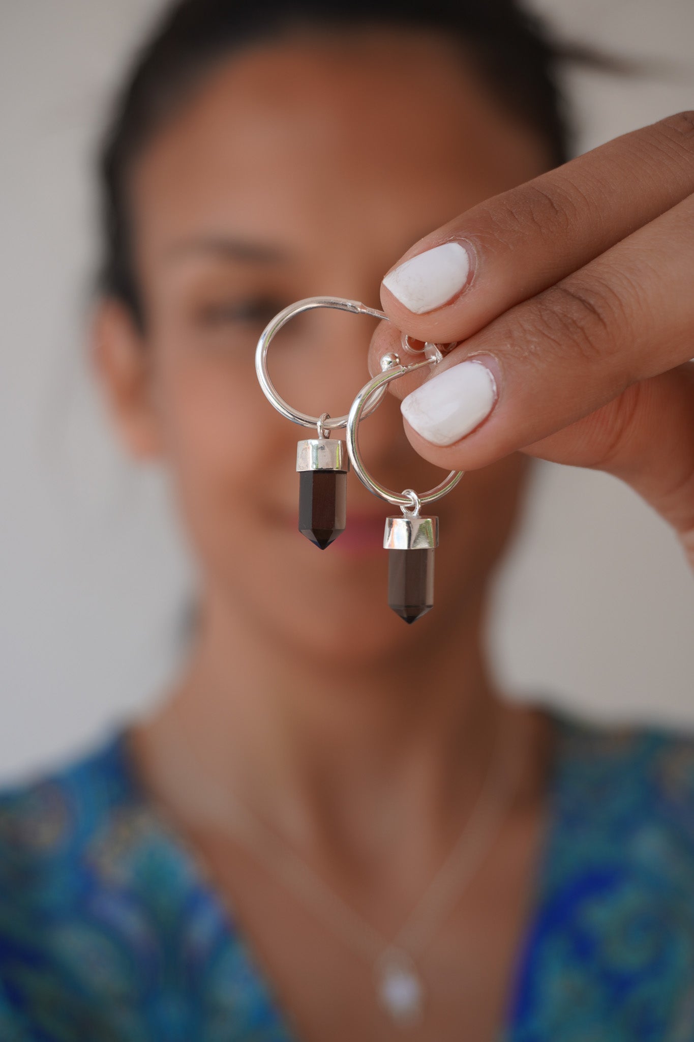 ✨Aros mini puntas cuarzo ahumado