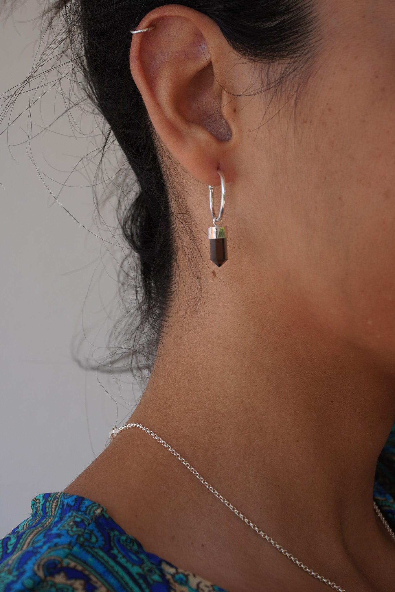 ✨Aros mini puntas cuarzo ahumado