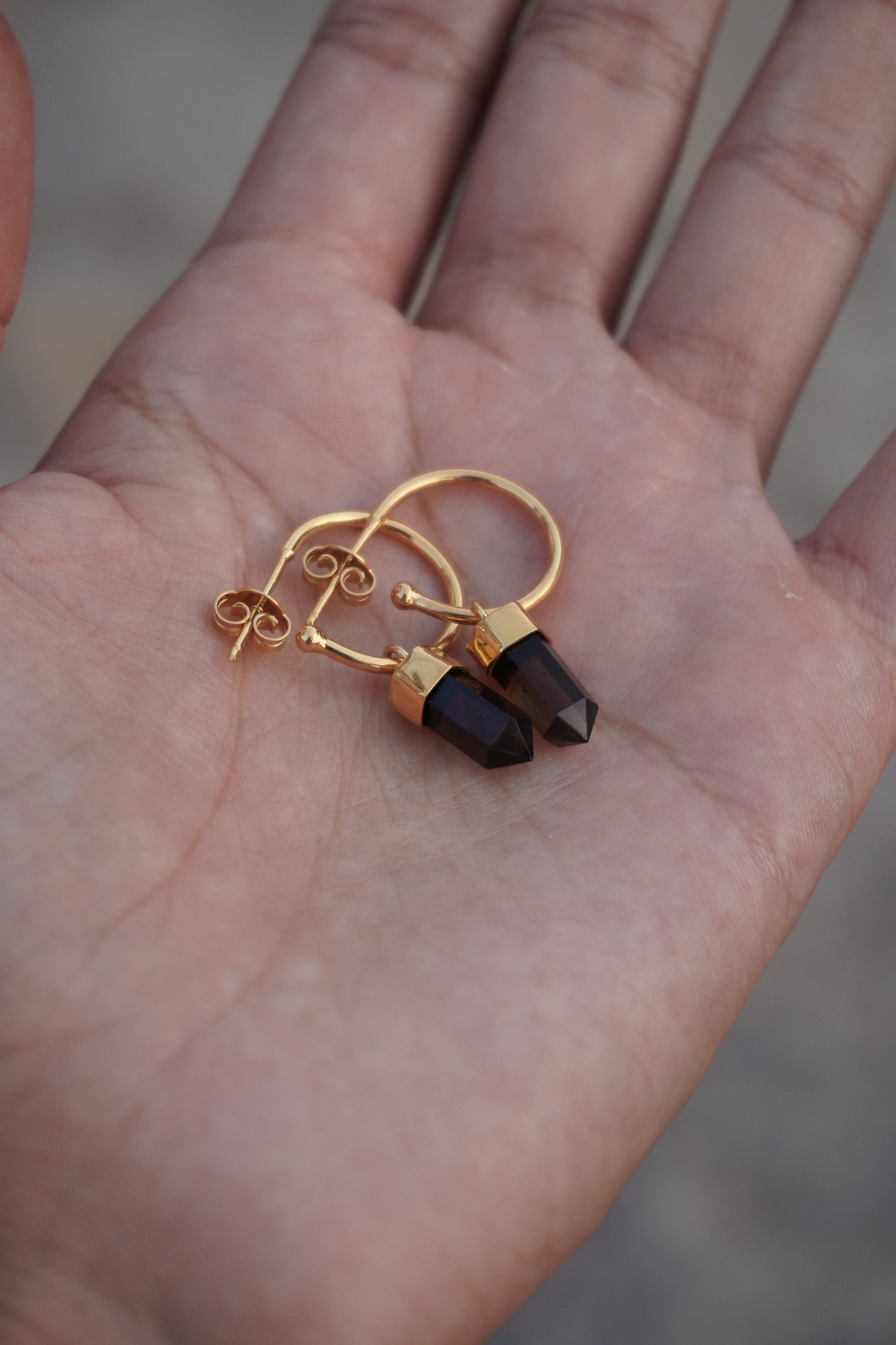 ✨Aros mini puntas cuarzo ahumado