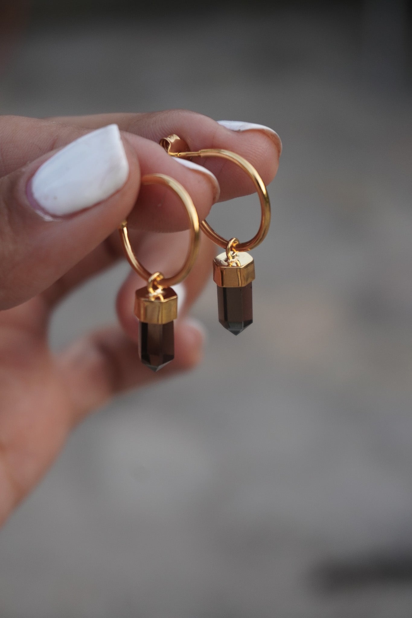 ✨Aros mini puntas cuarzo ahumado