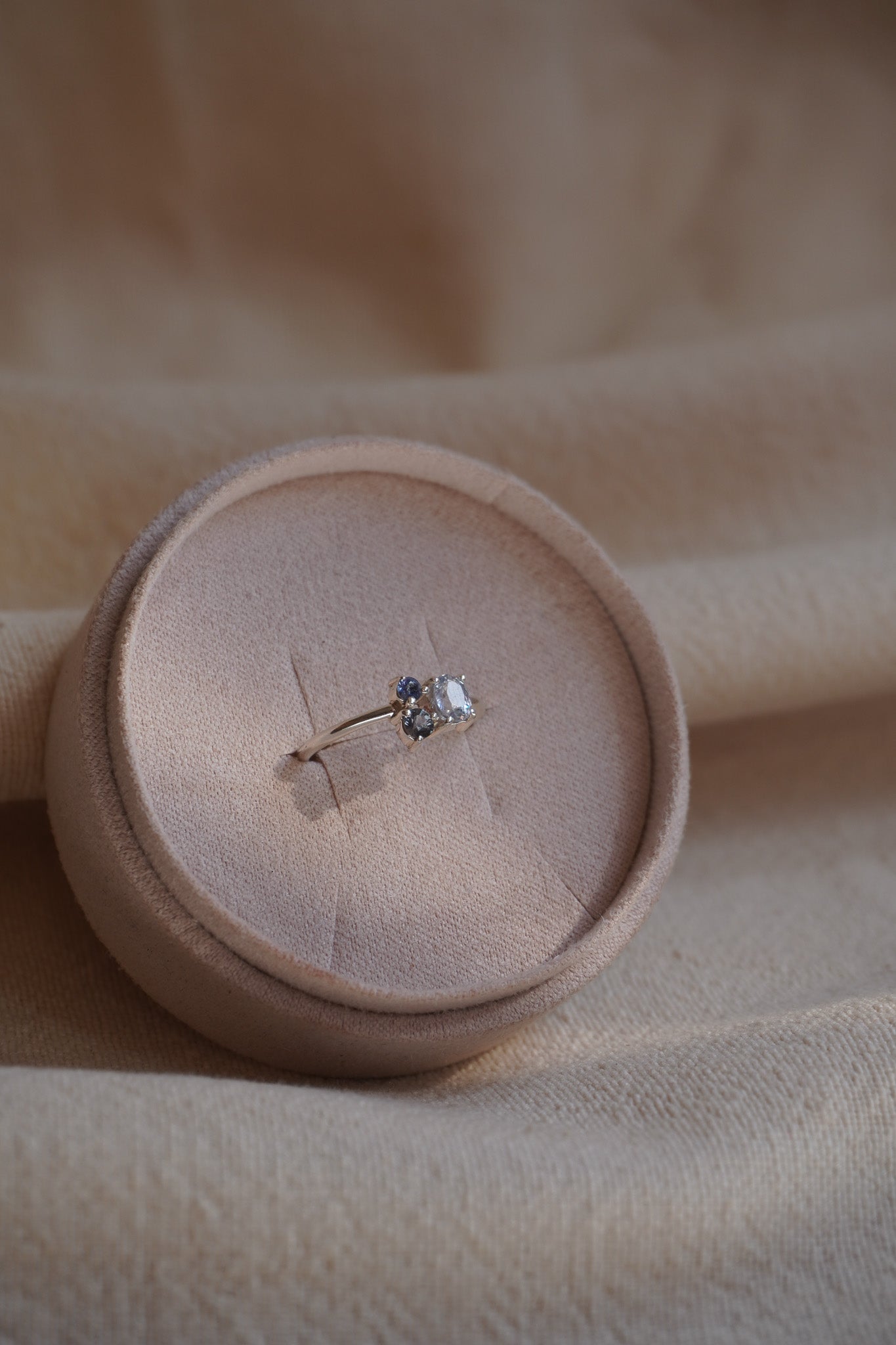 Anillo Moksha (trio de zafiros)