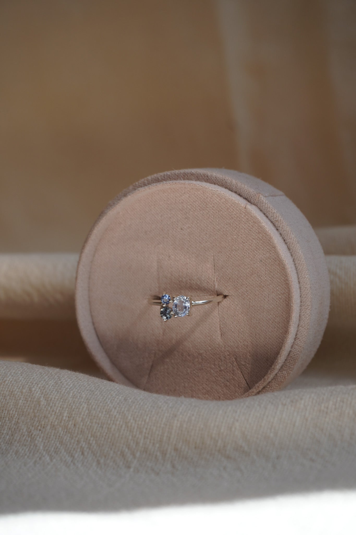 Anillo Moksha (trio de zafiros)