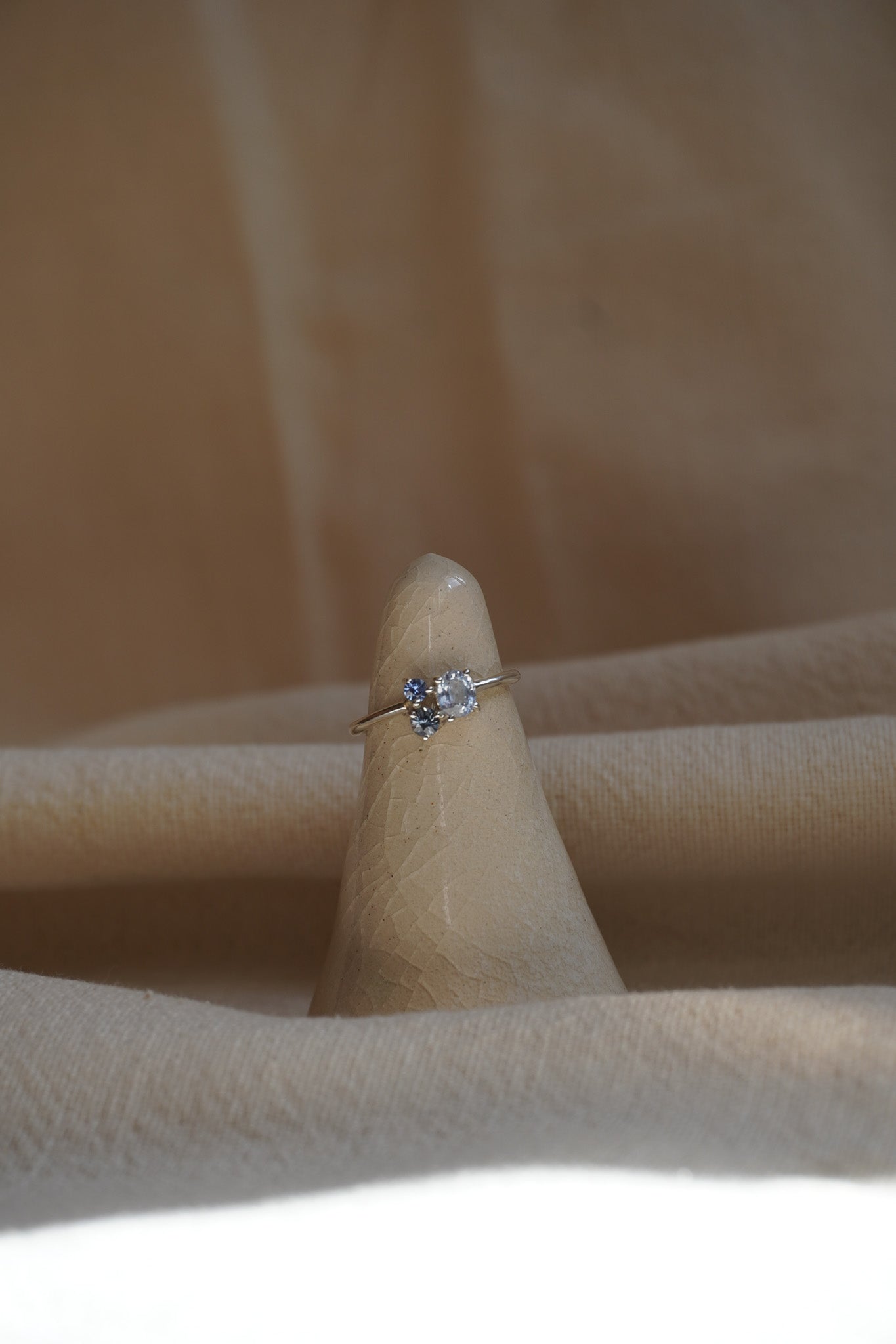 Anillo Moksha (trio de zafiros)