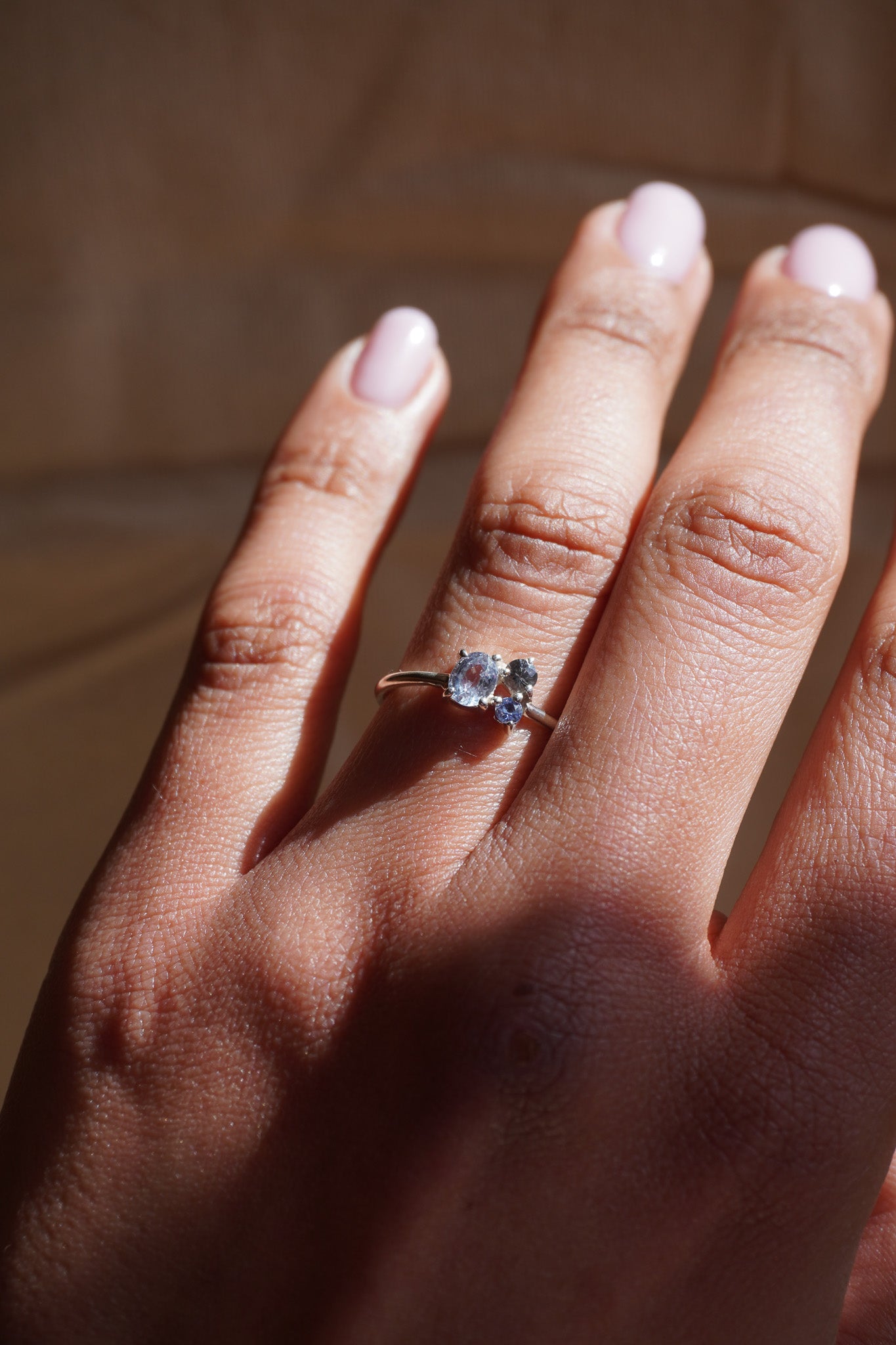 Anillo Moksha (trio de zafiros)