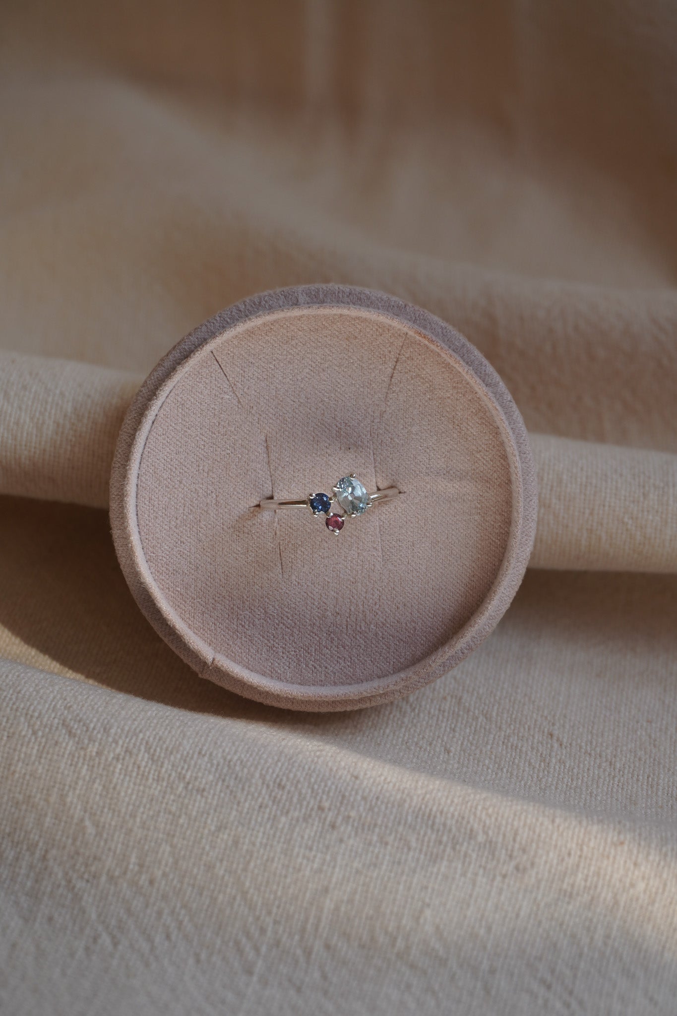 Anillo Moksha (Turmalina rosa · zafiro azul · aguamarina)