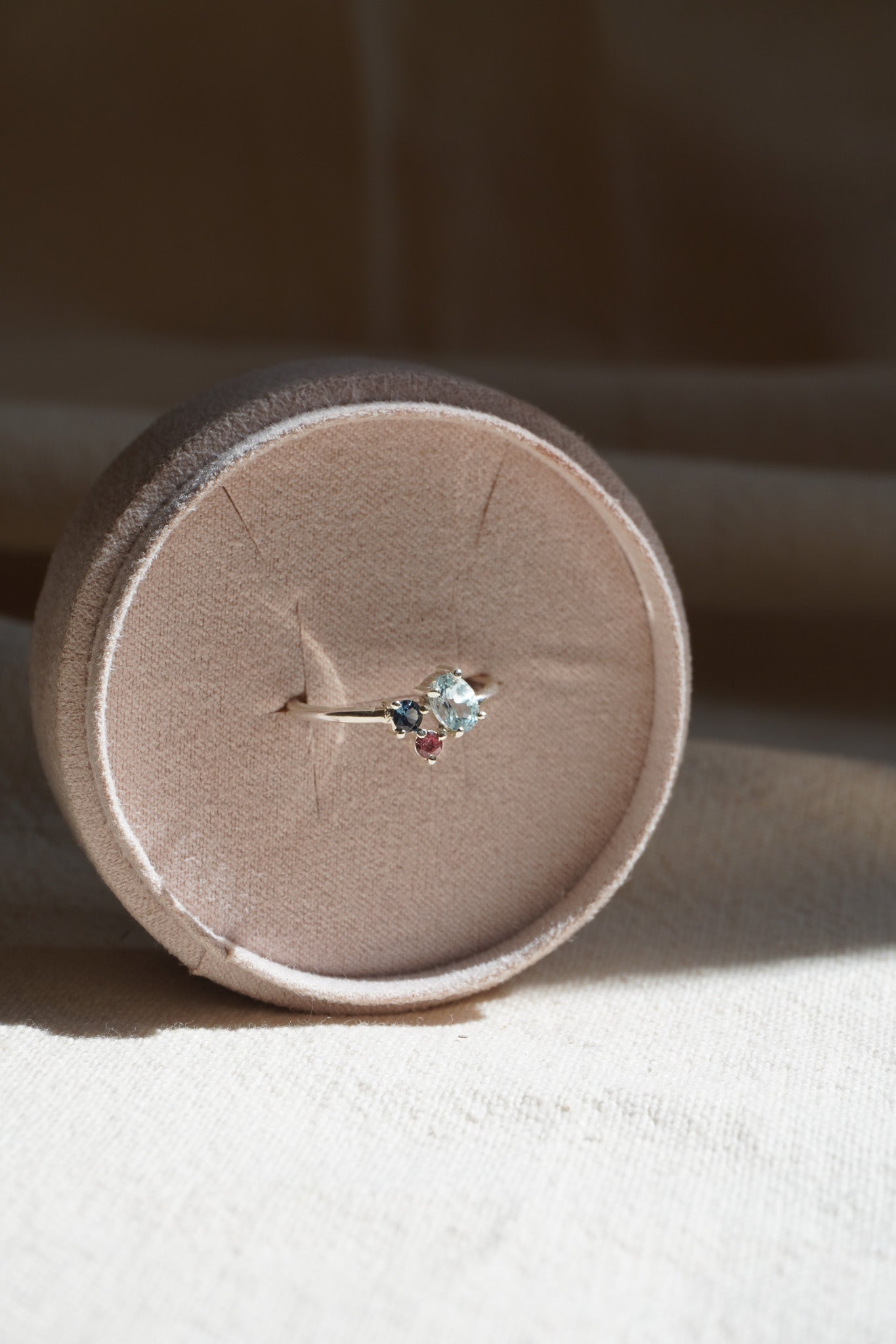 Anillo Moksha (Turmalina rosa · zafiro azul · aguamarina)