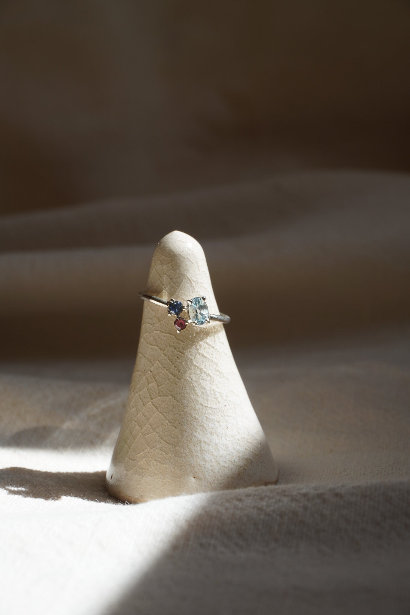 Anillo Moksha (Turmalina rosa · zafiro azul · aguamarina)