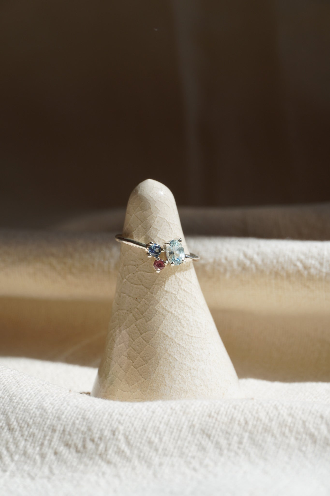 Anillo Moksha (Turmalina rosa · zafiro azul · aguamarina)