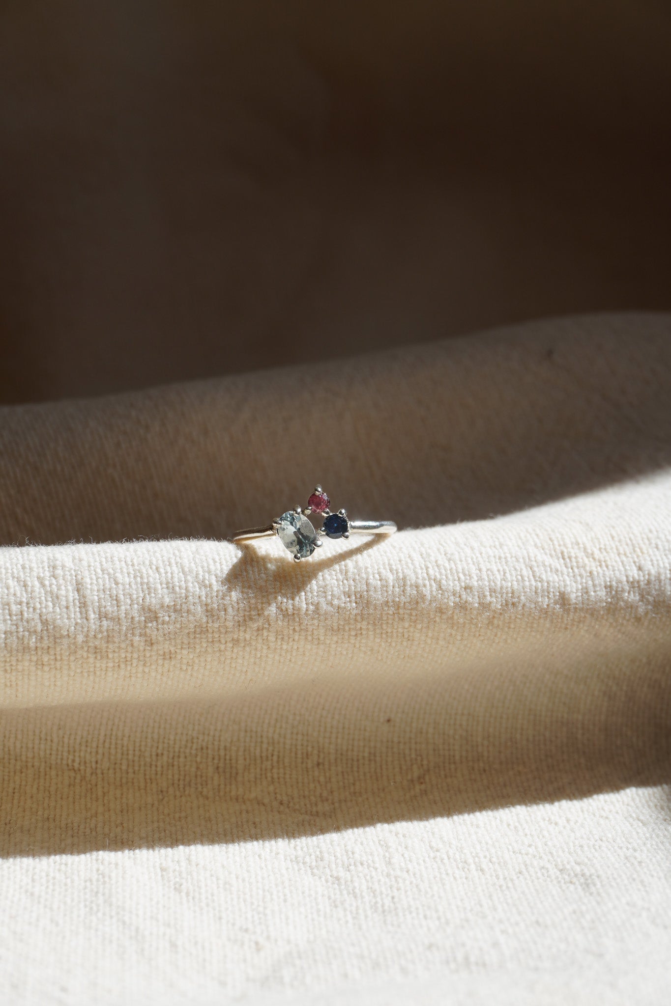 Anillo Moksha (Turmalina rosa · zafiro azul · aguamarina)