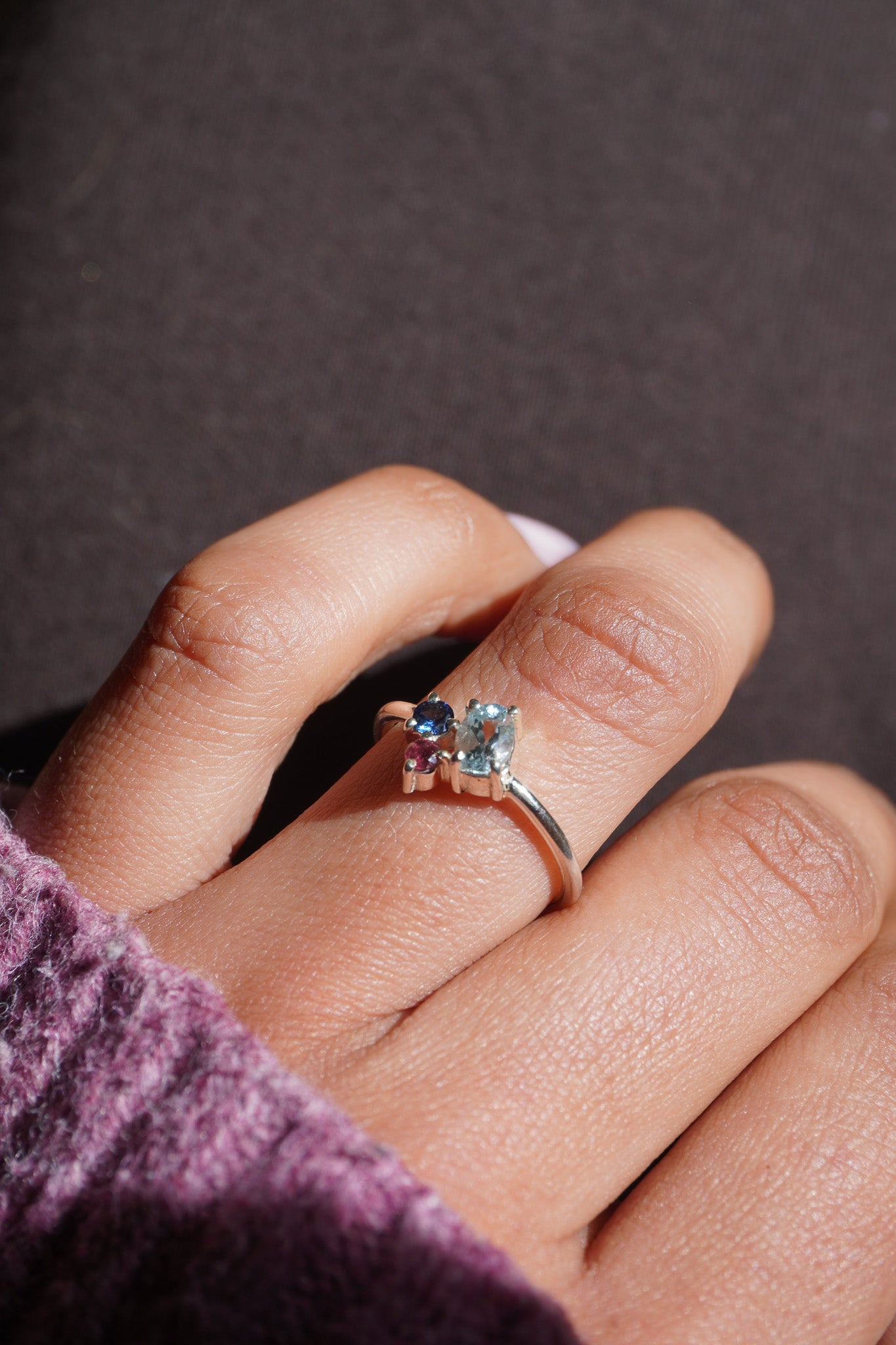 Anillo Moksha (Turmalina rosa · zafiro azul · aguamarina)