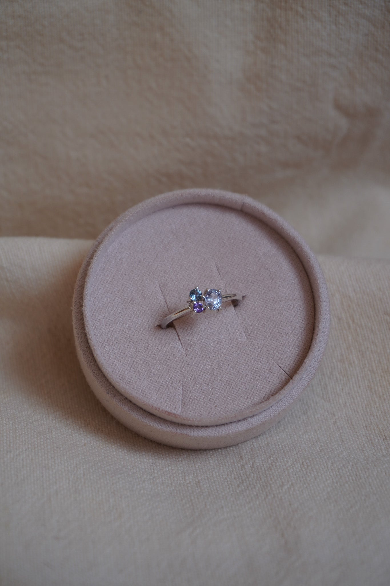 Anillo Moksha (amatista· zafiro blanco · zafiro azul)