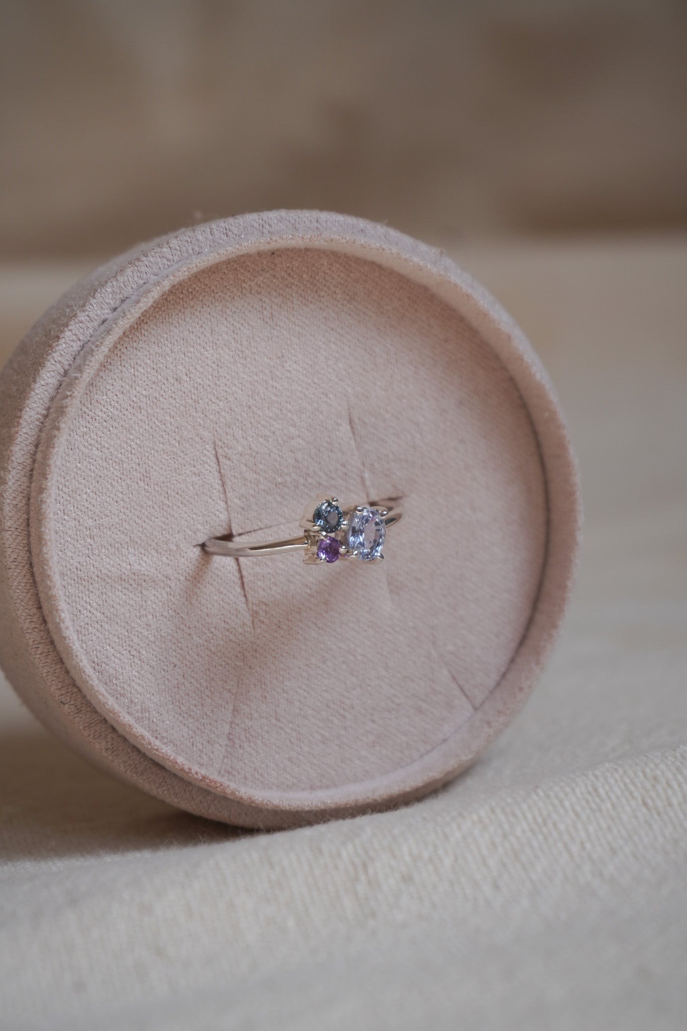 Anillo Moksha (amatista· zafiro blanco · zafiro azul)