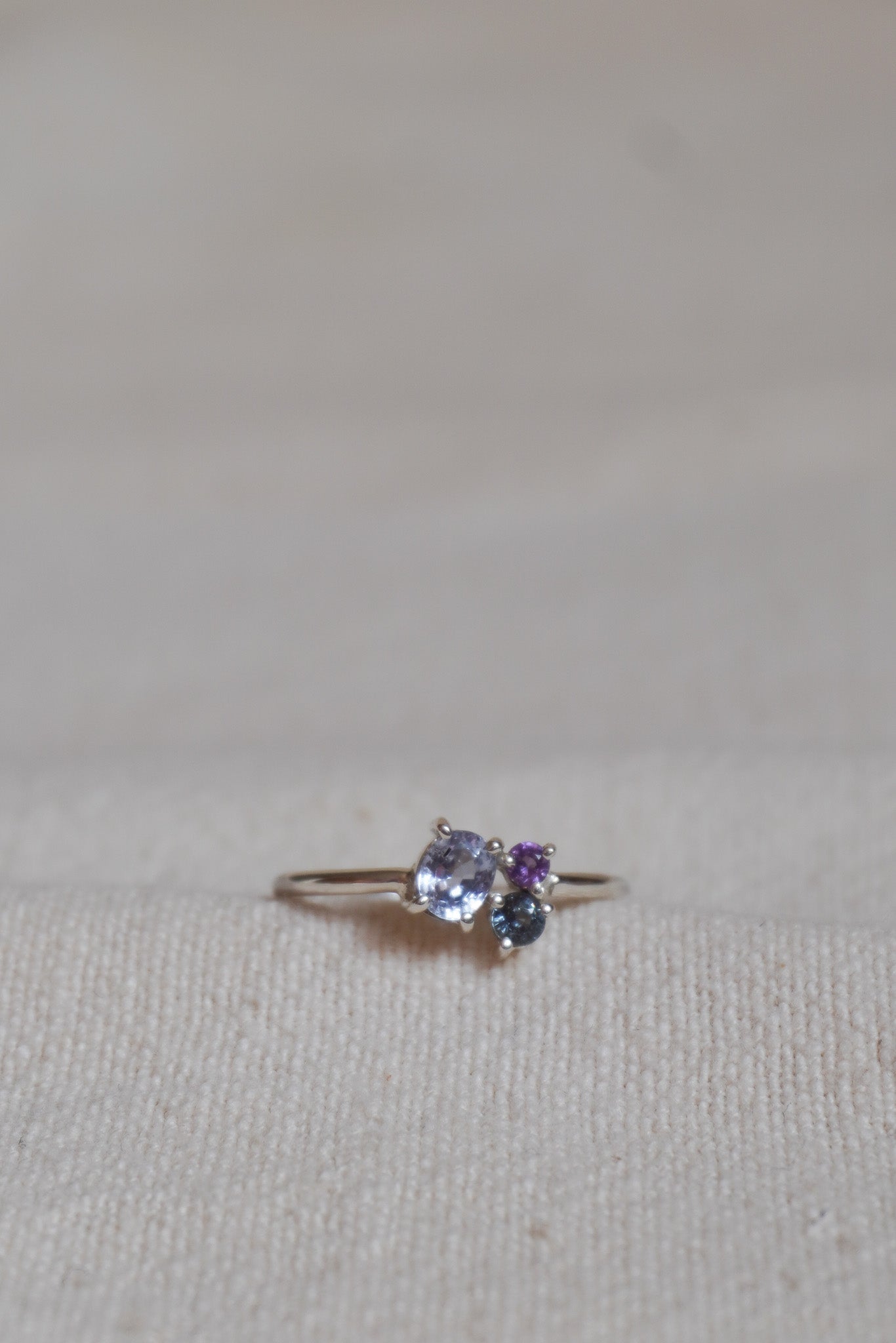 Anillo Moksha (amatista· zafiro blanco · zafiro azul)