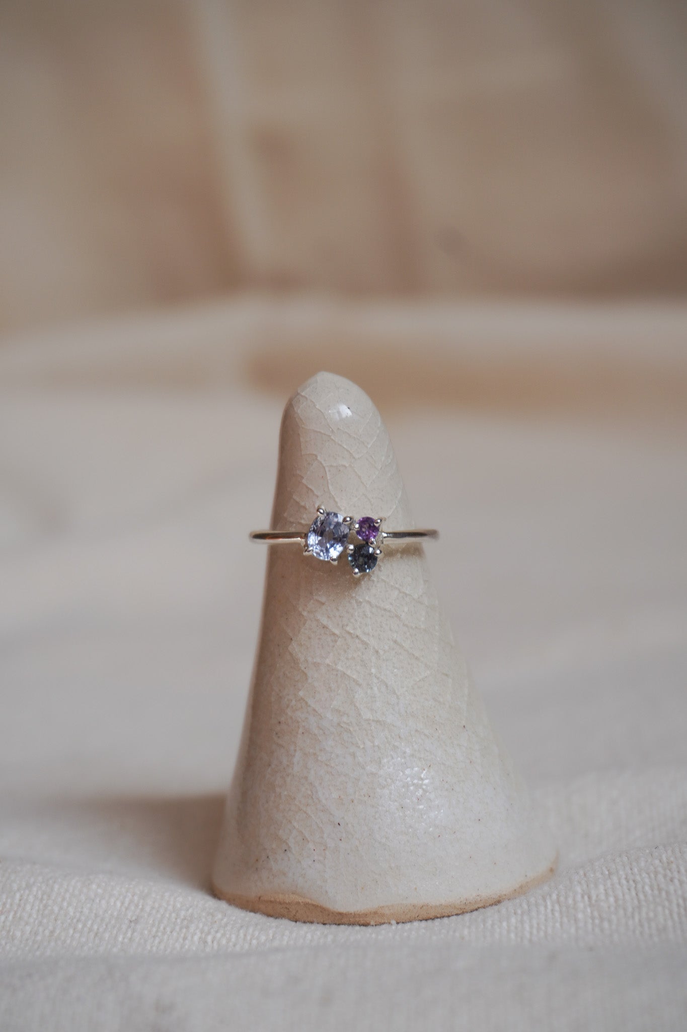 Anillo Moksha (amatista· zafiro blanco · zafiro azul)