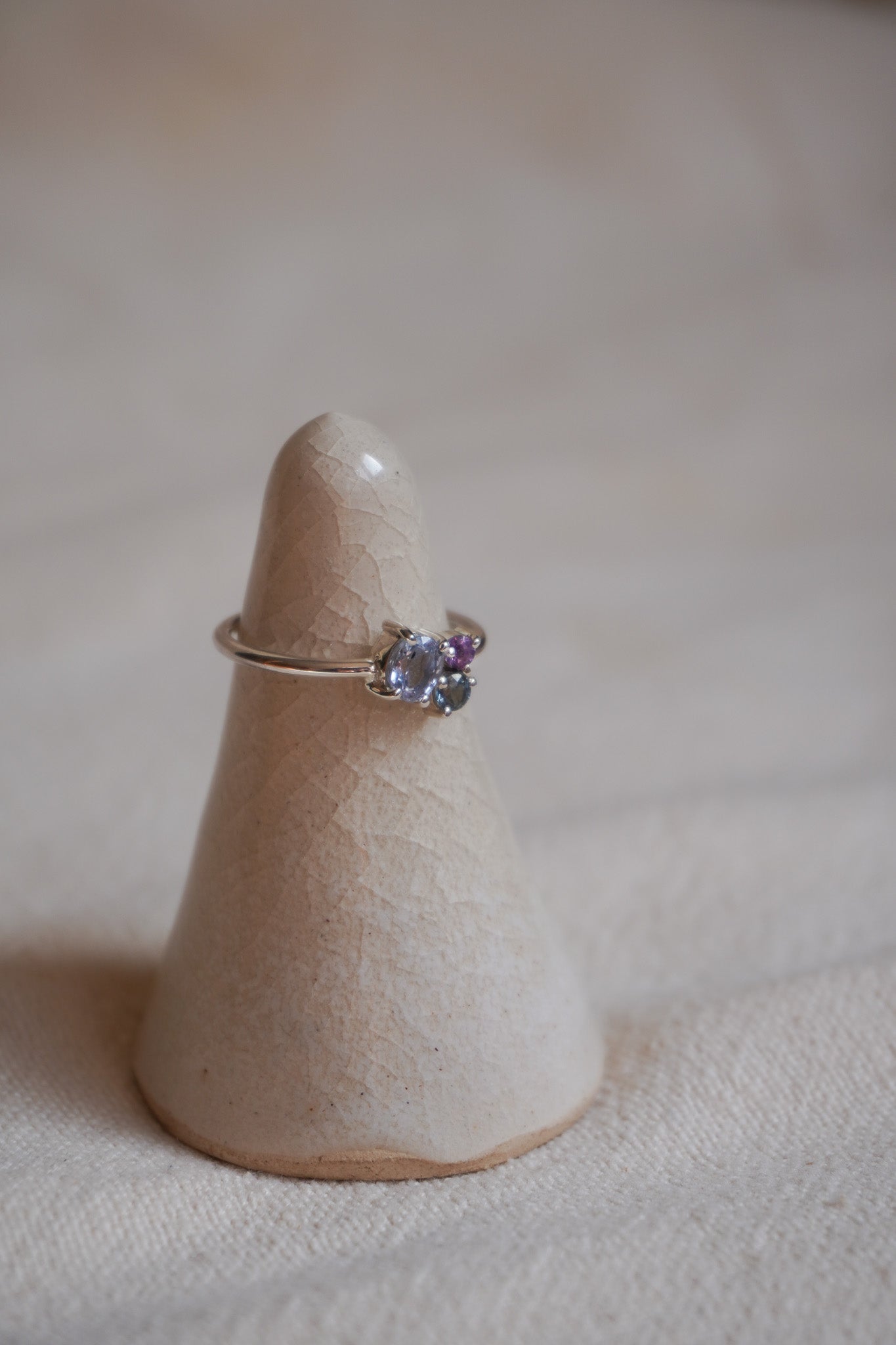 Anillo Moksha (amatista· zafiro blanco · zafiro azul)
