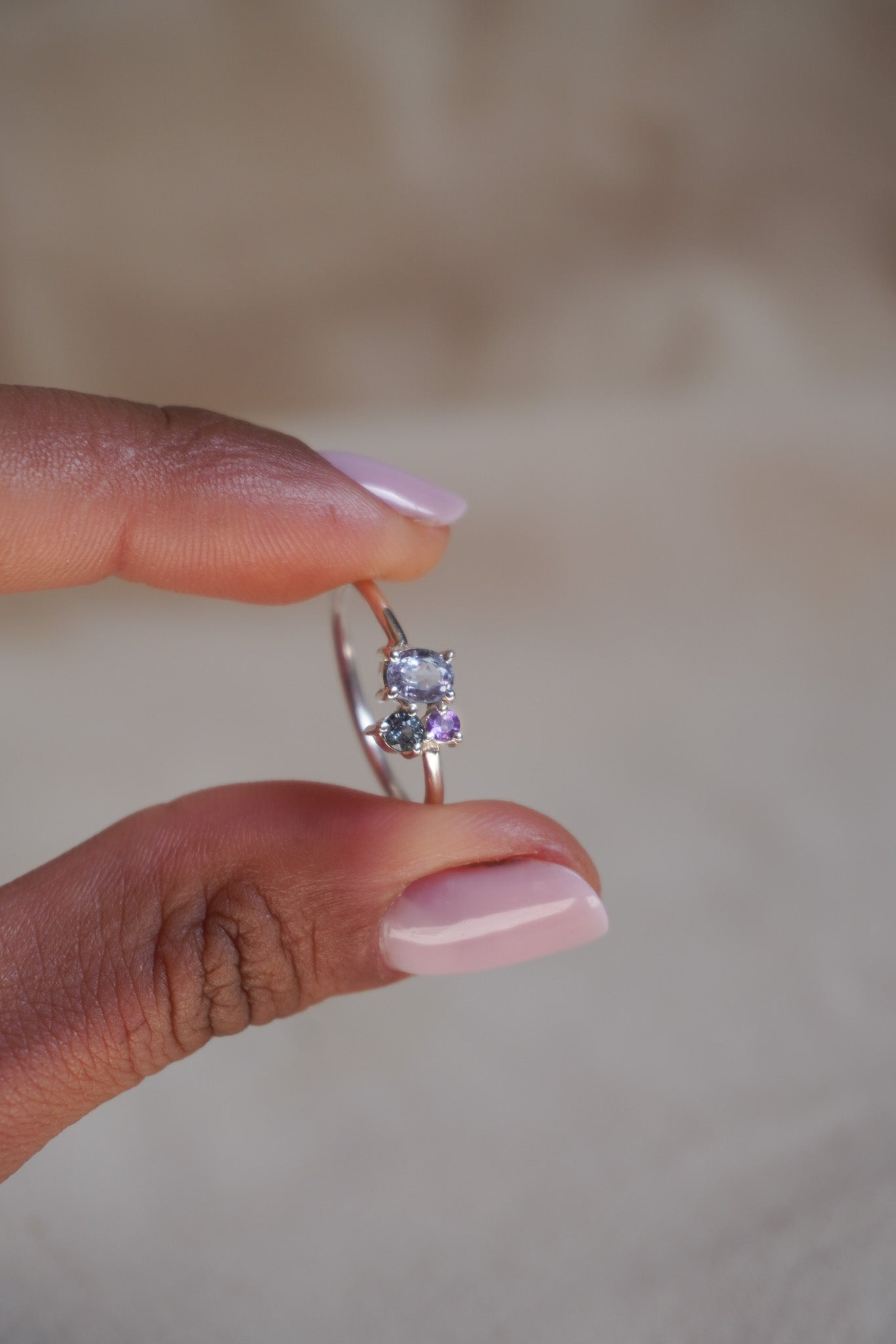 Anillo Moksha (amatista· zafiro blanco · zafiro azul)