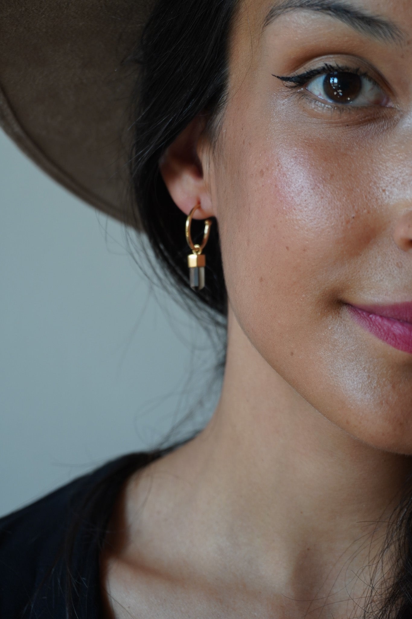 ✨Aros mini puntas cuarzo ahumado