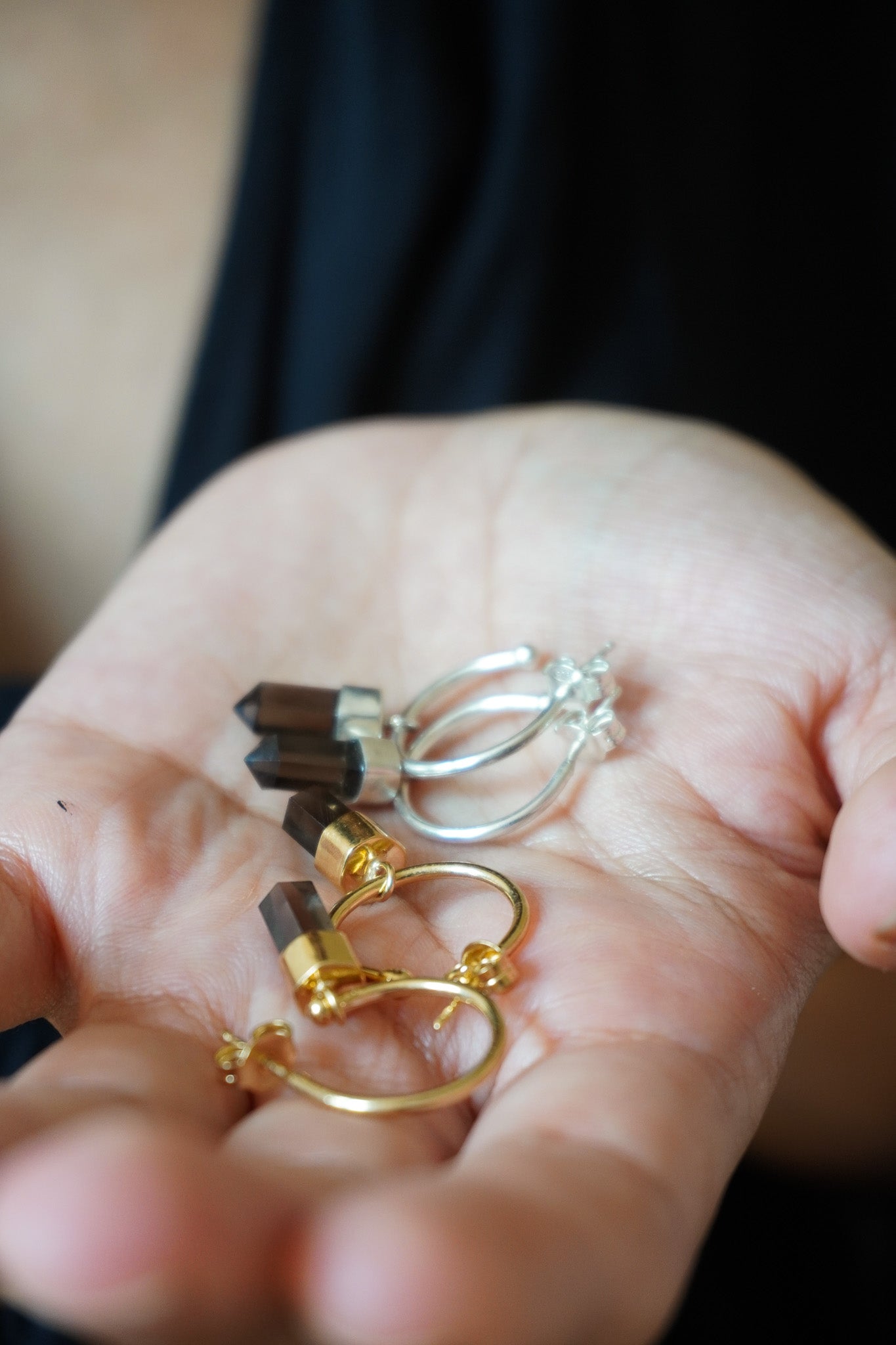 ✨Aros mini puntas cuarzo ahumado