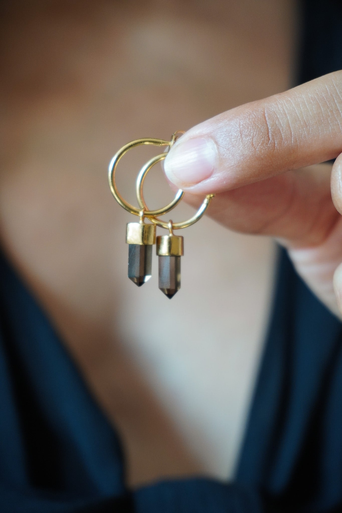 ✨Aros mini puntas cuarzo ahumado