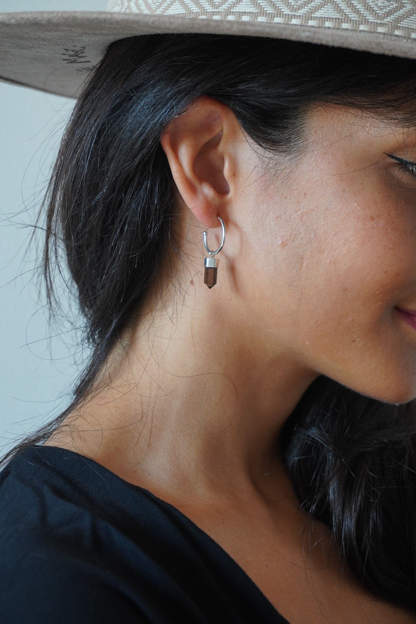 ✨Aros mini puntas cuarzo ahumado