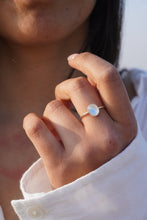 Cargar imagen en el visor de la galería, Anillo piedra luna
