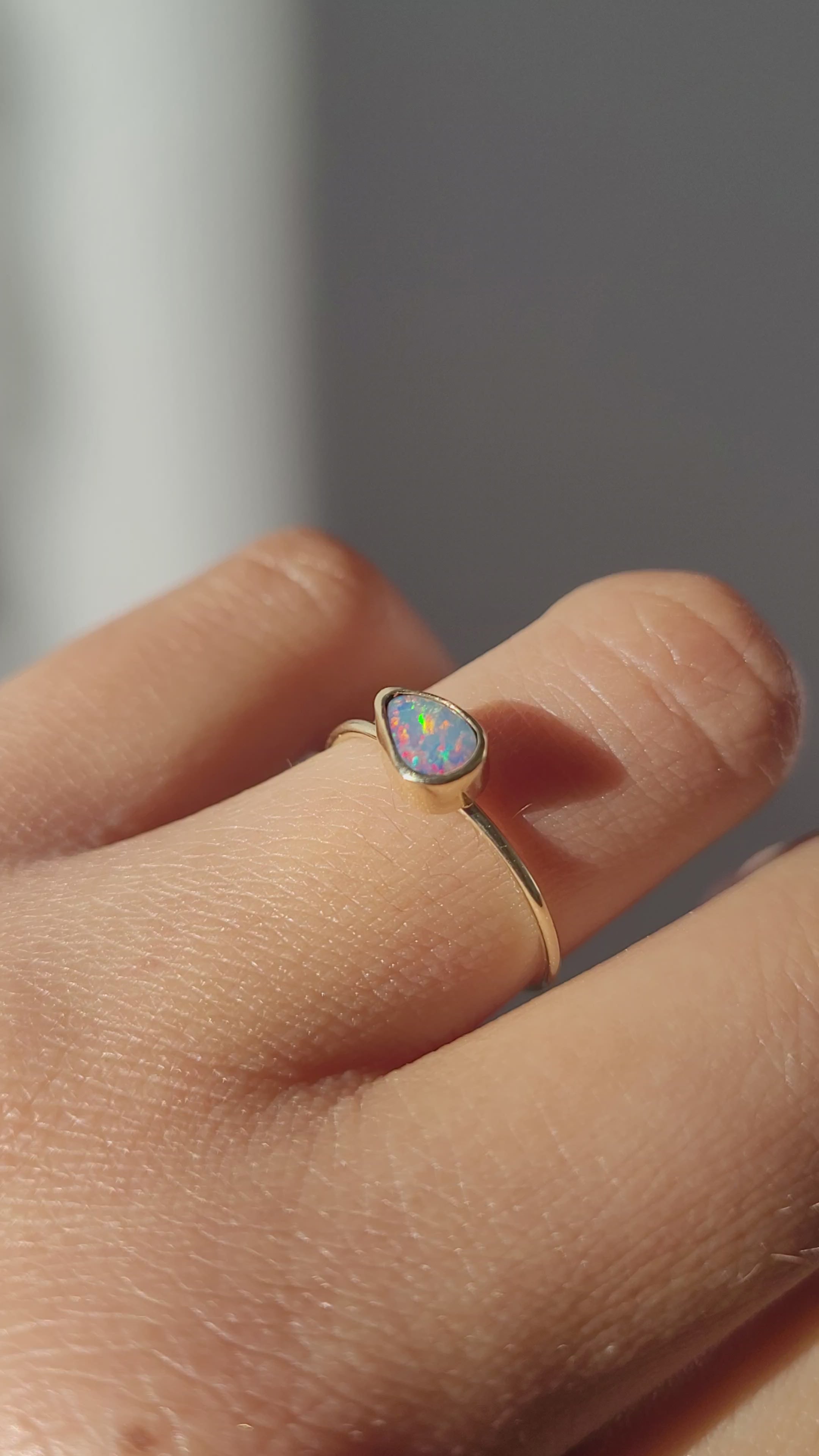 Anillo ópalo australiano y oro 14k