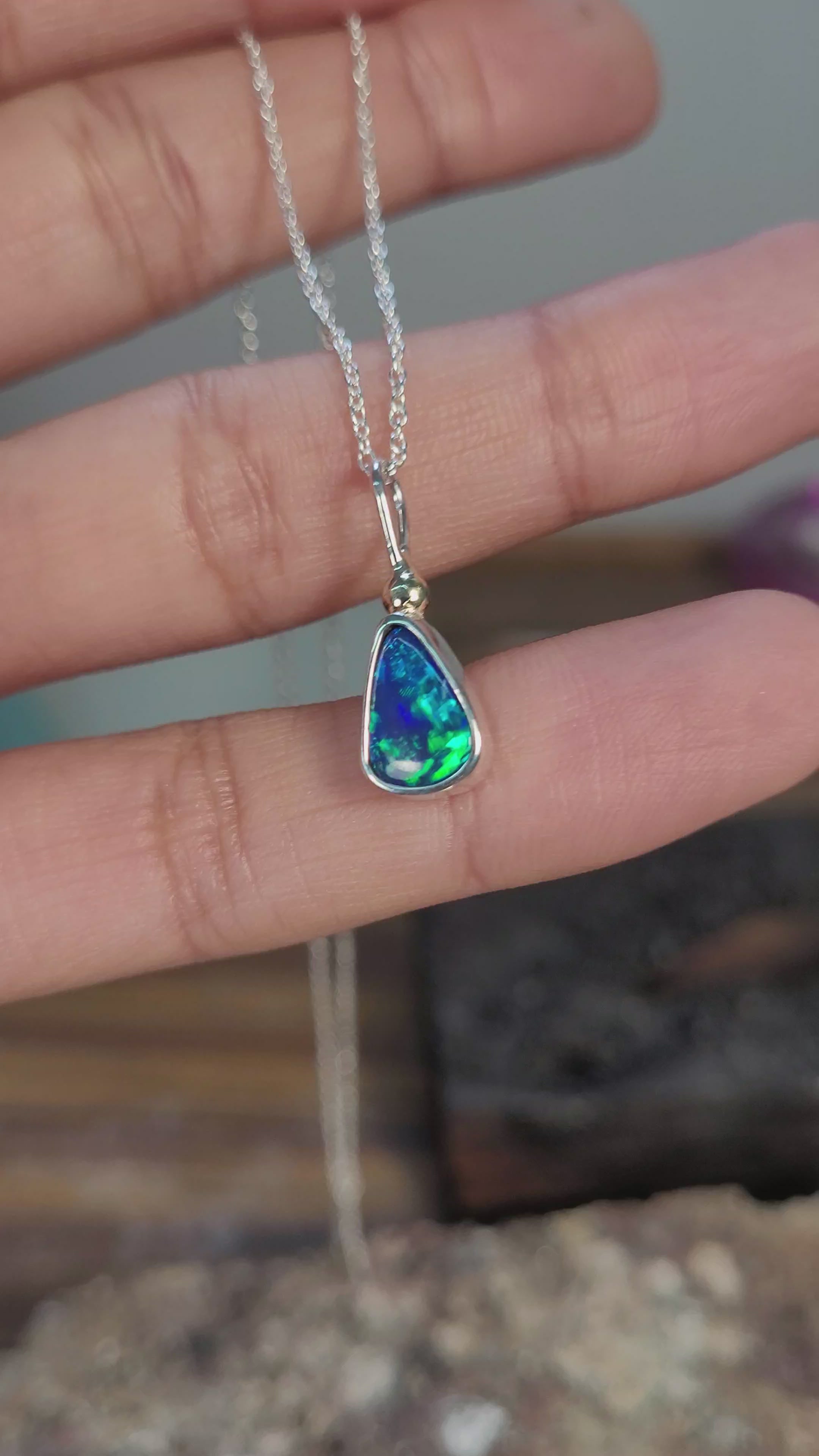 Colgante doblete ópalo australiano y oro 14k