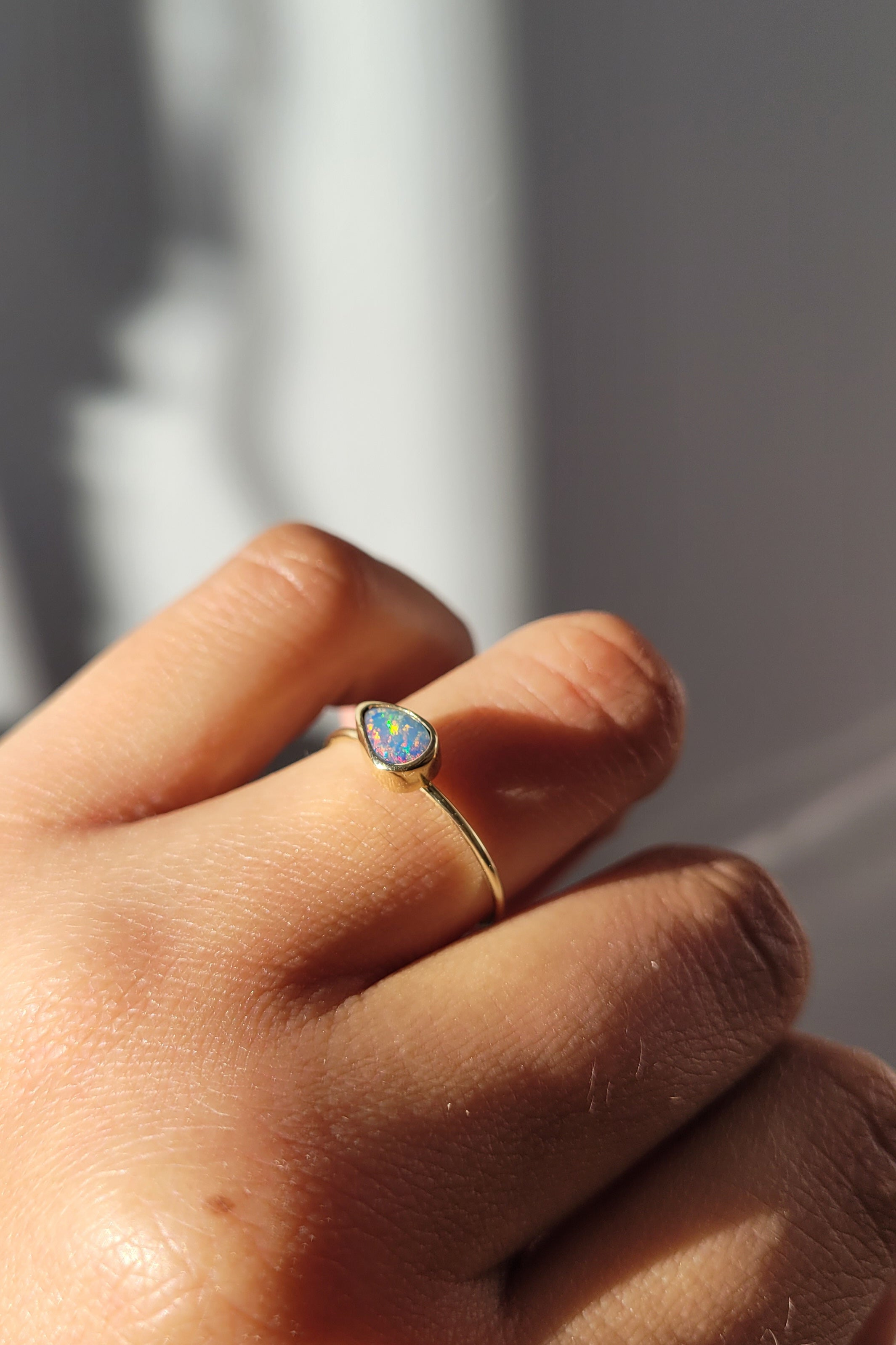 Anillo ópalo australiano y oro 14k