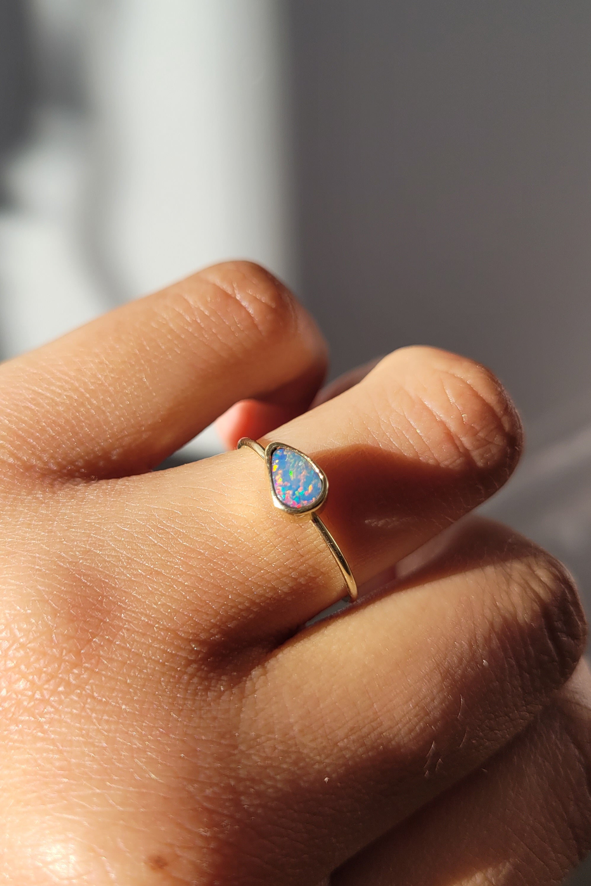 Anillo ópalo australiano y oro 14k